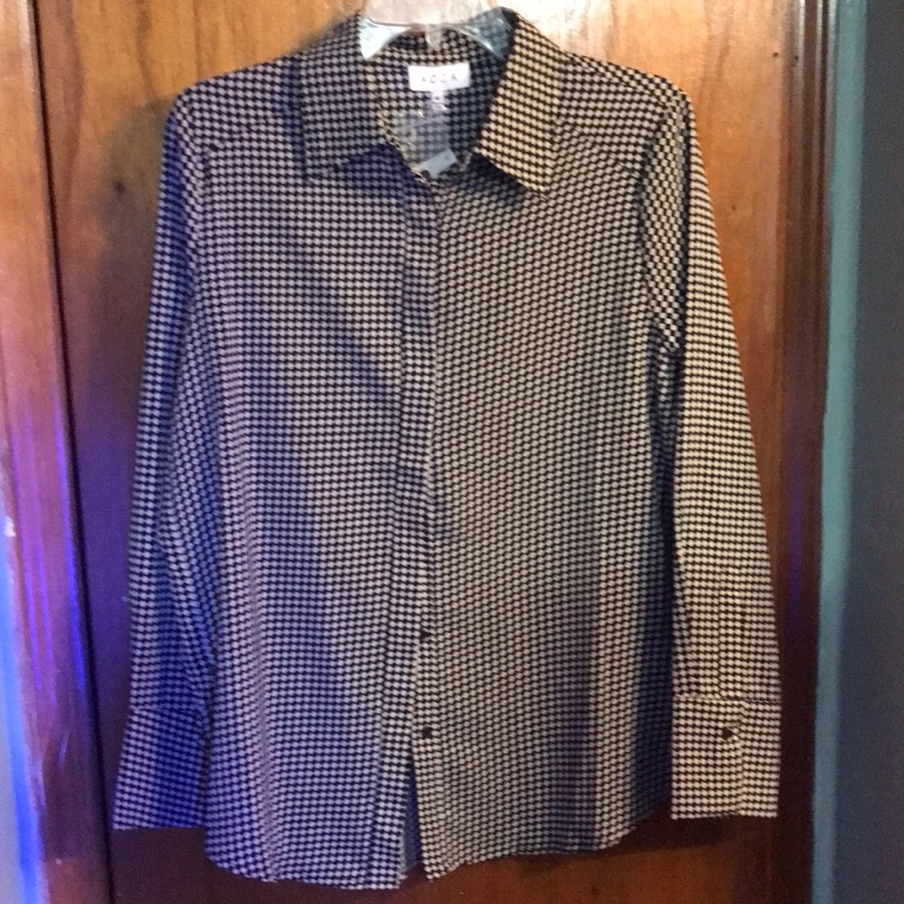Medium. Tan/ black checker. Size medium. Brand new with tags